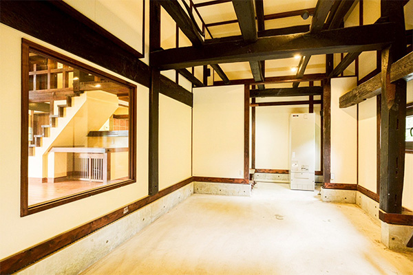 土間と梁の、暮らしの余白。